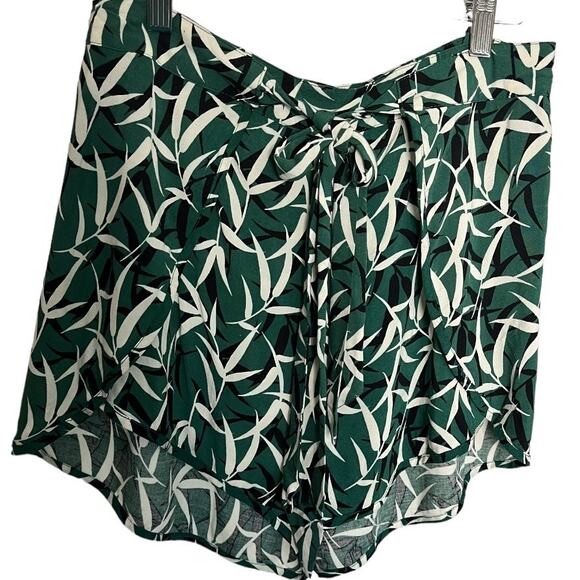 Urban Outfitters white green leaf print tie waist tulip shorts lightweight small - Picture 1 of 5